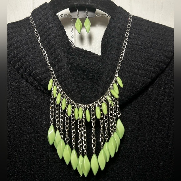 paparazzi Jewelry - NWT Paparazzi Necklace and Earrings Set - silver and green